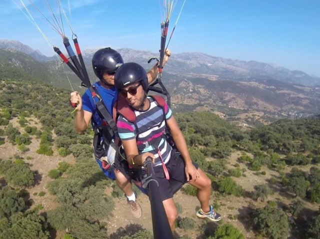 Mirando hacia abajo desde el parapente.JPG